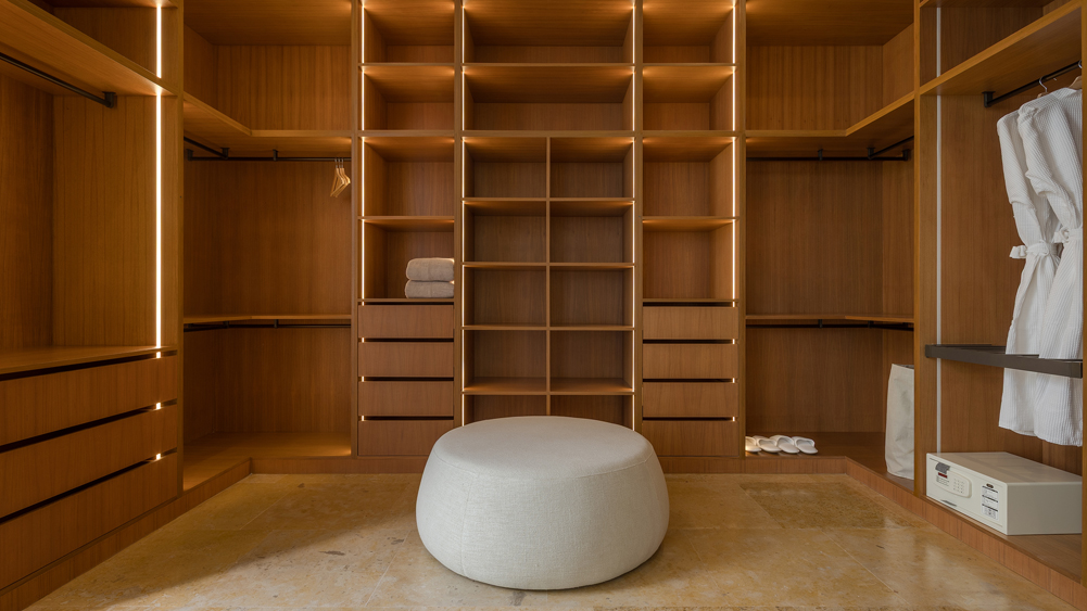 Elite Havens - Cohiba Sea View Villa 8 - Modern tropical hilltop luxury villa - Master bathroom walk in closet